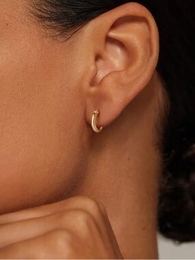 Brilliant Earth 2mm Petite Huggie Perfect Hoop Earrings in 14K Yellow Gold